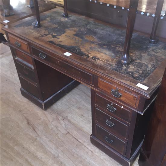Late Victorian pedestal desk (a.f.)(-)